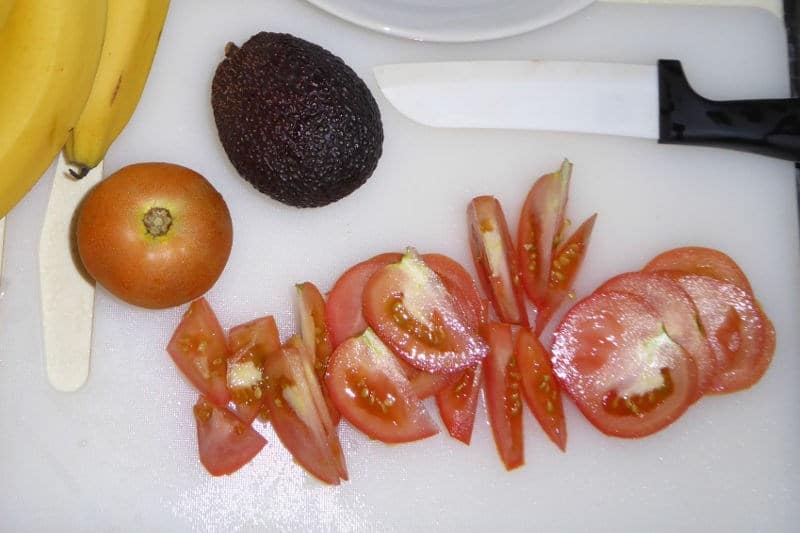 Avocado and sliced tomatoes