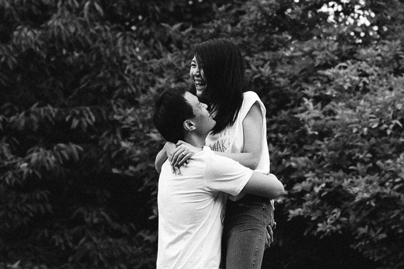 Engagement shoot: Closeup at the bridge