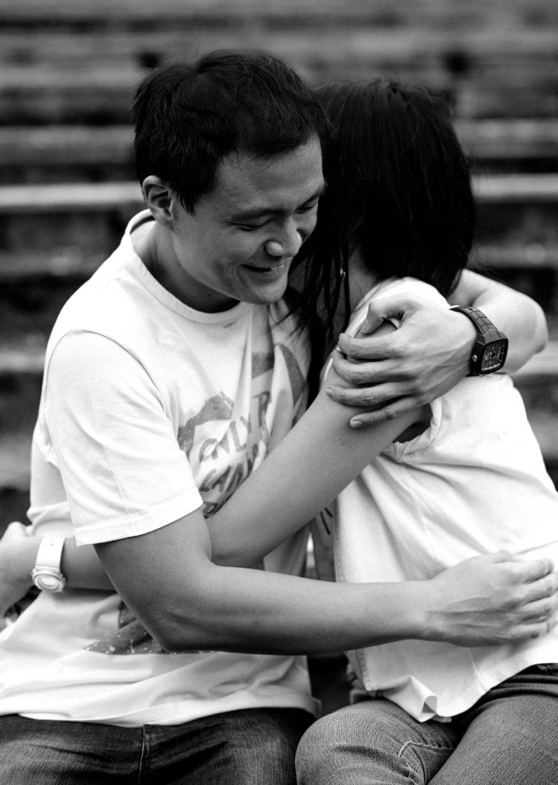 Engagement shoot: A gentle hug