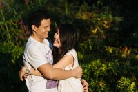 Engagement shoot: Hugging in the park