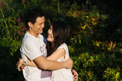 Engagement shoot: Hugging in the park