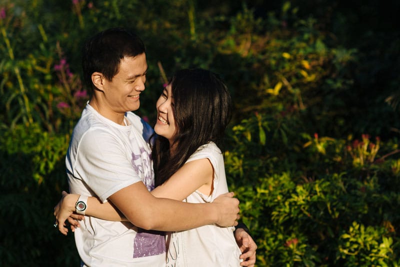 Engagement shoot: Hugging in the park