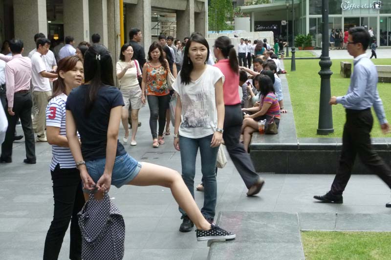 Celes approaching a duo of girls