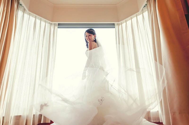 Celes' back view, in wedding gown