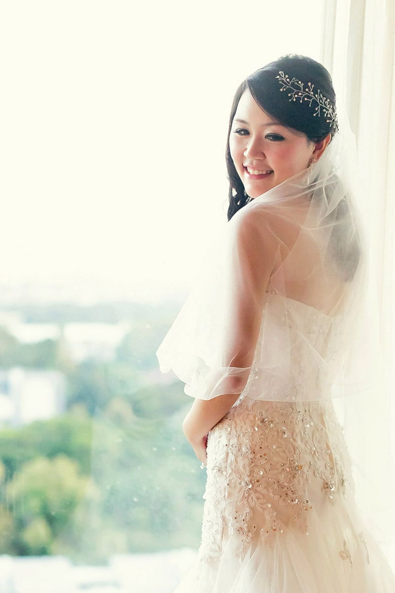 Celes' back view, in wedding gown